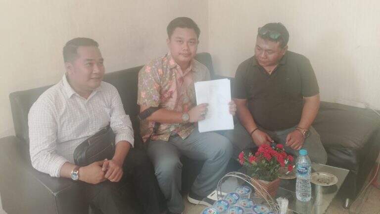 671df62881524-calon-gubernur-dan-wakil-gubernur-wagub-bengkulu-nomor-urut-1-helmi-hasan-mian-dilaporkan-ke-badan-pengawas-pemilu-bawaslu-provinsi-bengkulu_1265_711-768x432
