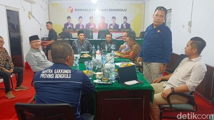 calon-gubernur-bengkulu-rohidn-mersyah-saat-dipanggil-bawaslu_169